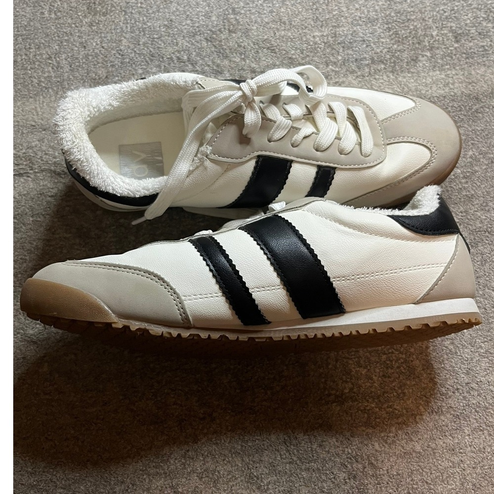 DV Dolce Vita Womens White Black Stripe Faux Shearling Lined Sneakers Size 9